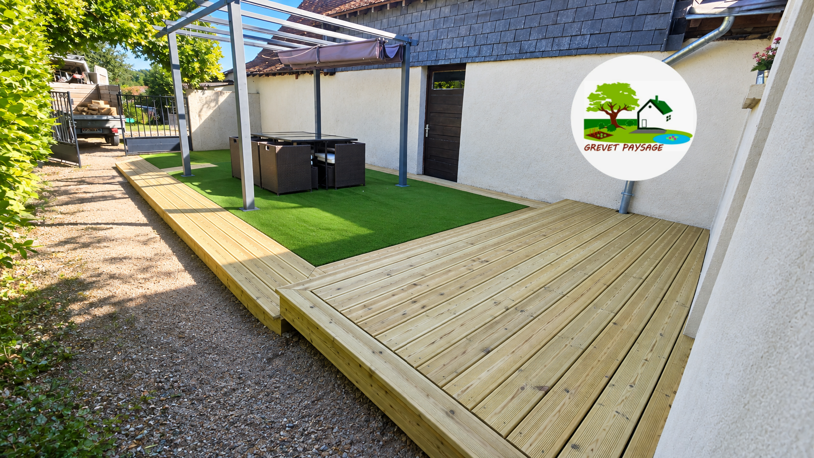 Terrasse bois et gazon synthétique